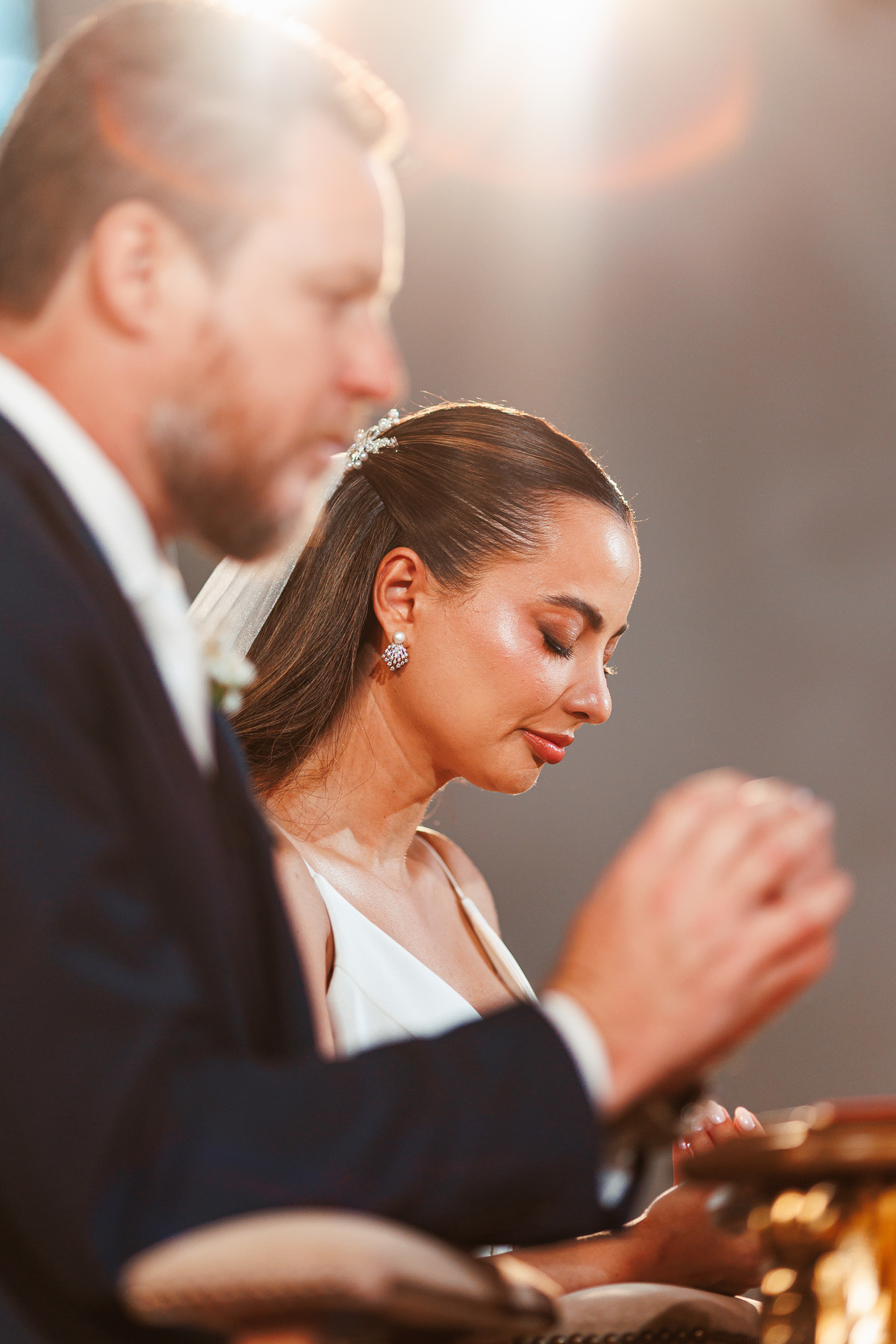 Foto de noiva durante cerimônia de casamento em Maringá
