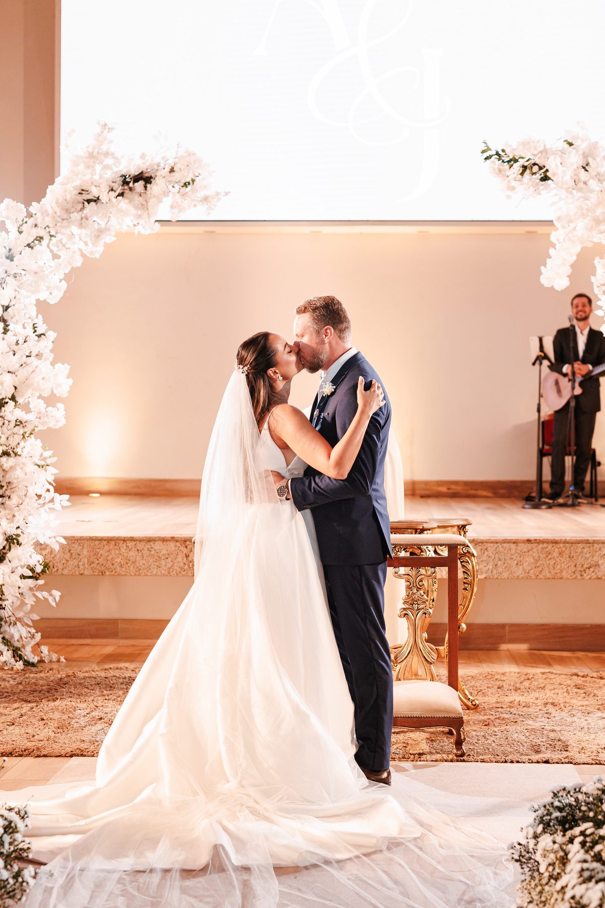 Beijo dos noivos durante casamento na igreja
