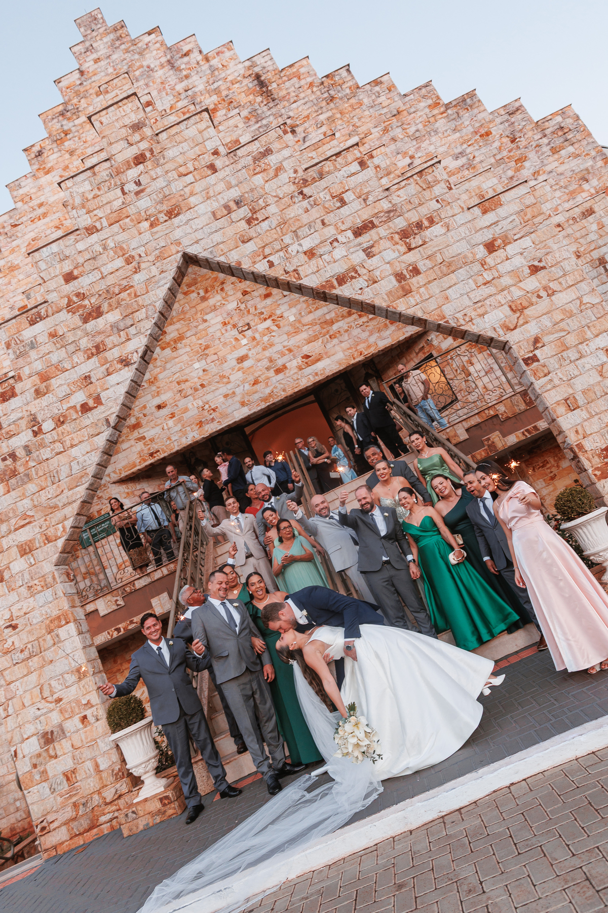 Convidados na celebração de casamento na Capela da Unicesumar
