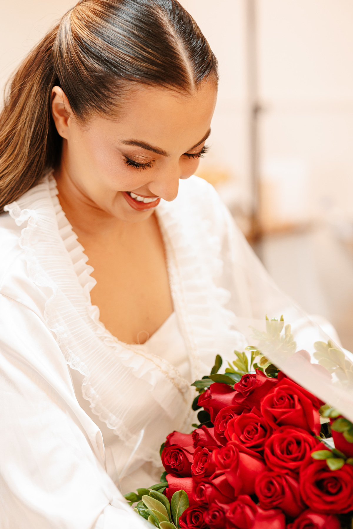 Presente para noiva durante o making of do casamento
