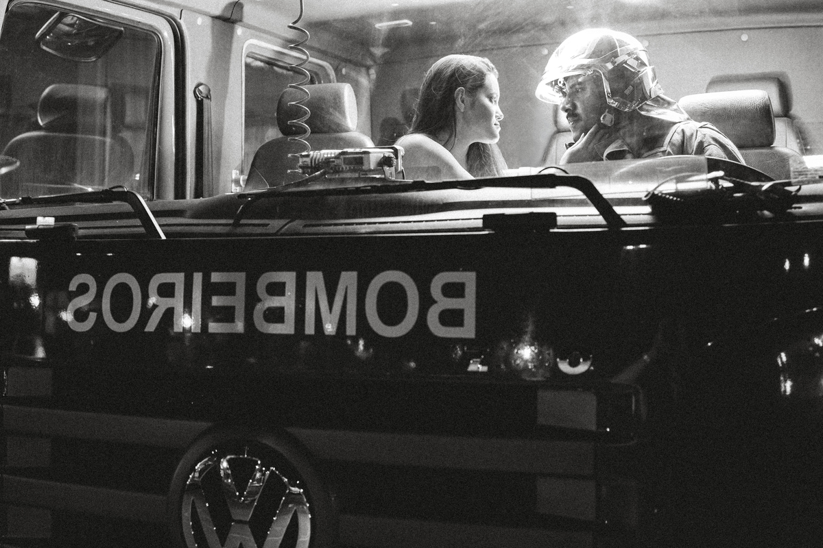 Ensaio pré-casamento em caminhão de bombeiros