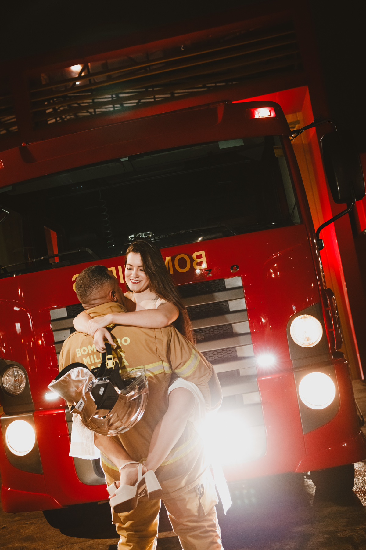Pré-wedding criativo com caminhão de bombeiros e fumaça