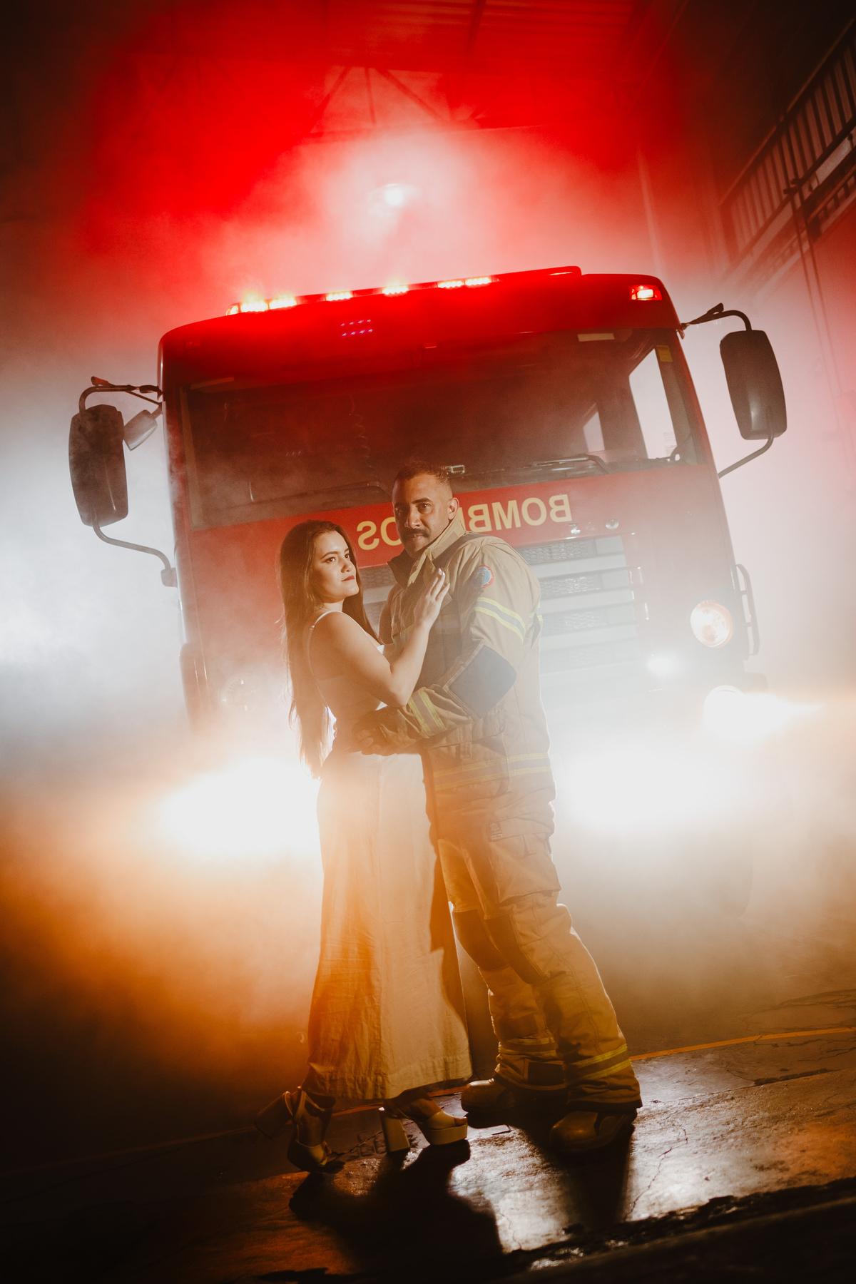 Fotografia de casal em caminhão de bombeiros