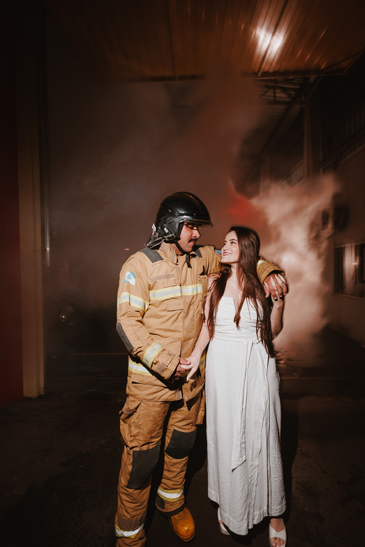 Ensaio pré-wedding com fumaça e caminhão de bombeiro