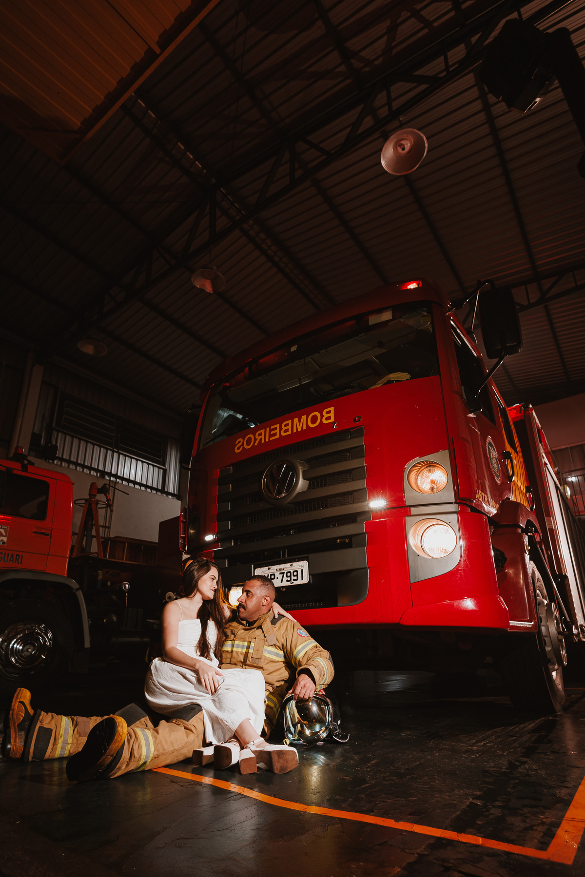 Fotografia de casal no Corpo de Bombeiros