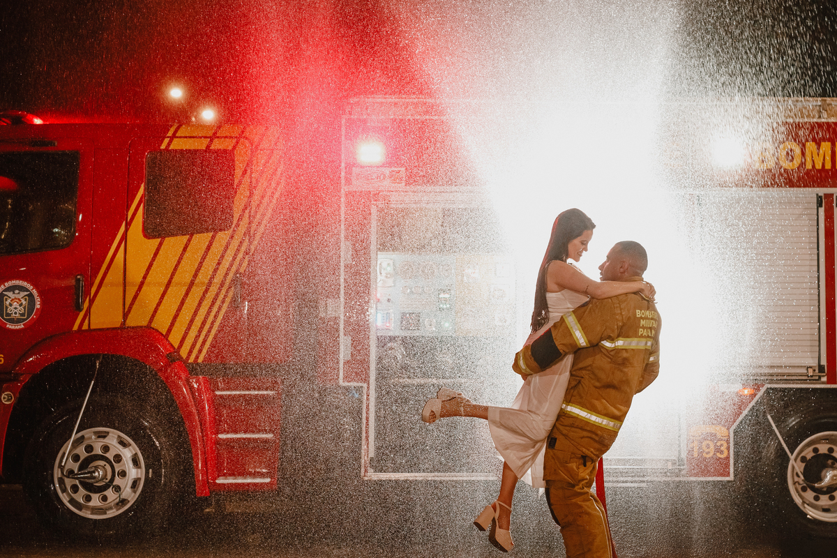 Pré-wedding com bombeiro e caminhão de emergência