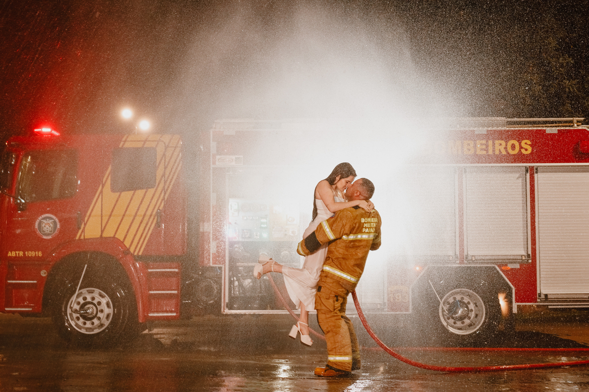 Ensaio de casal no Corpo de Bombeiros de Maringá
