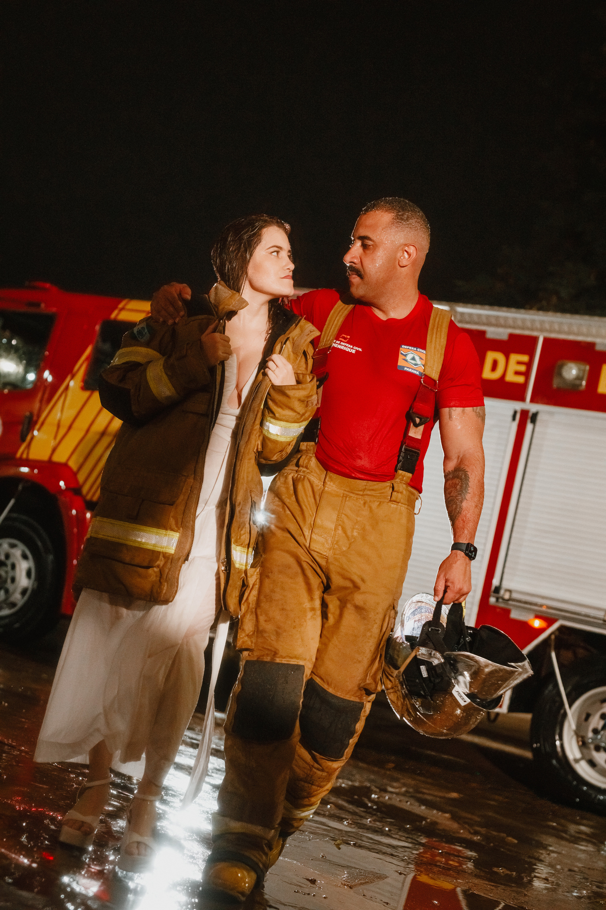 Pré-wedding criativo com caminhão de bombeiros e fumaça