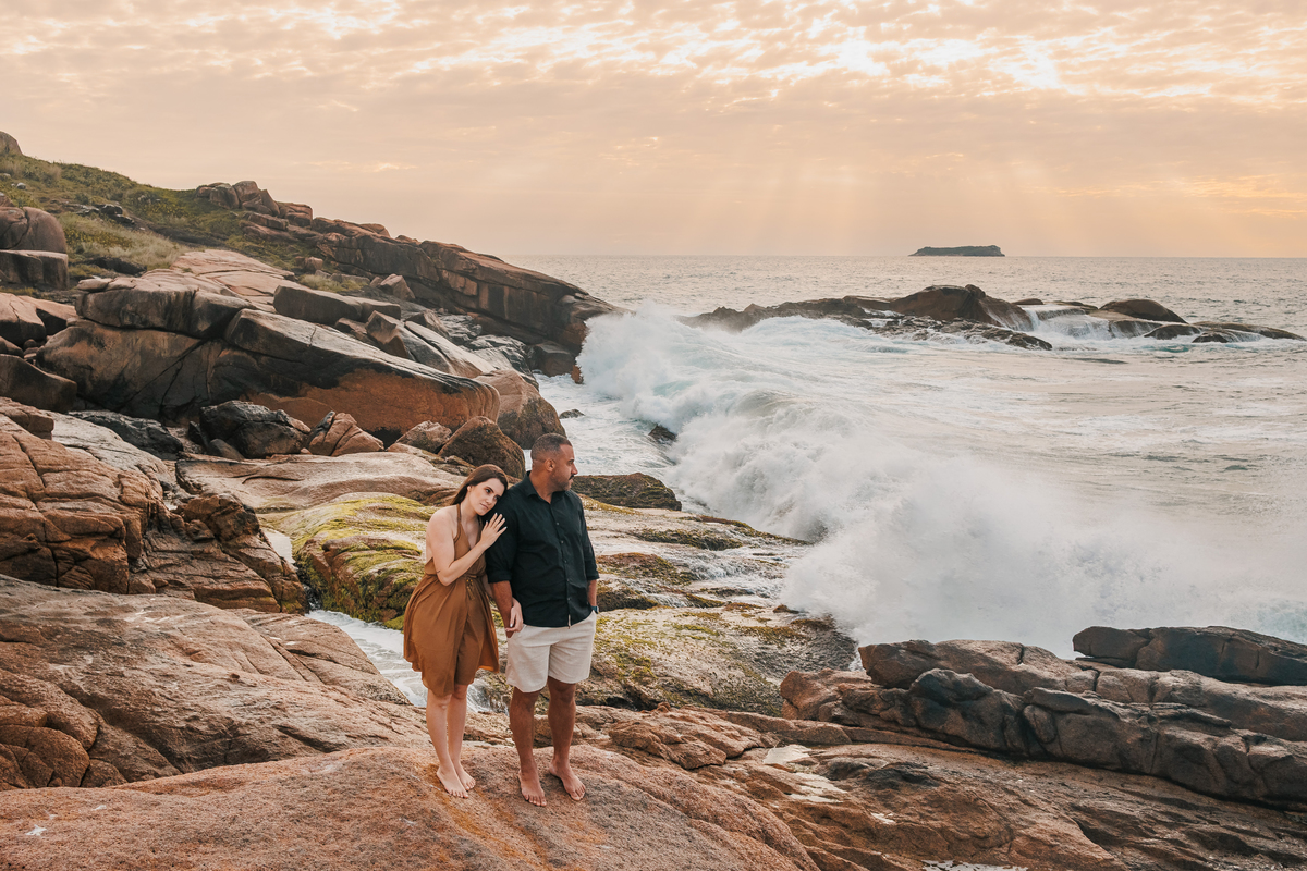 Ensaio pré-casamento com céu azul e mar em Florianópolis
