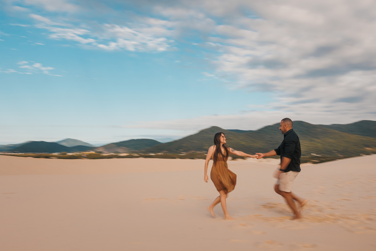Ensaio pré-wedding na areia em Florianópolis

