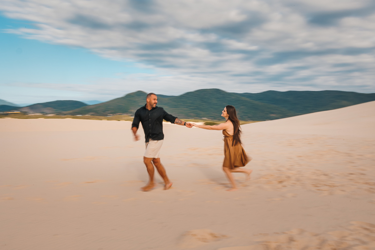 Ensaio de casal na praia durante o pôr do sol
