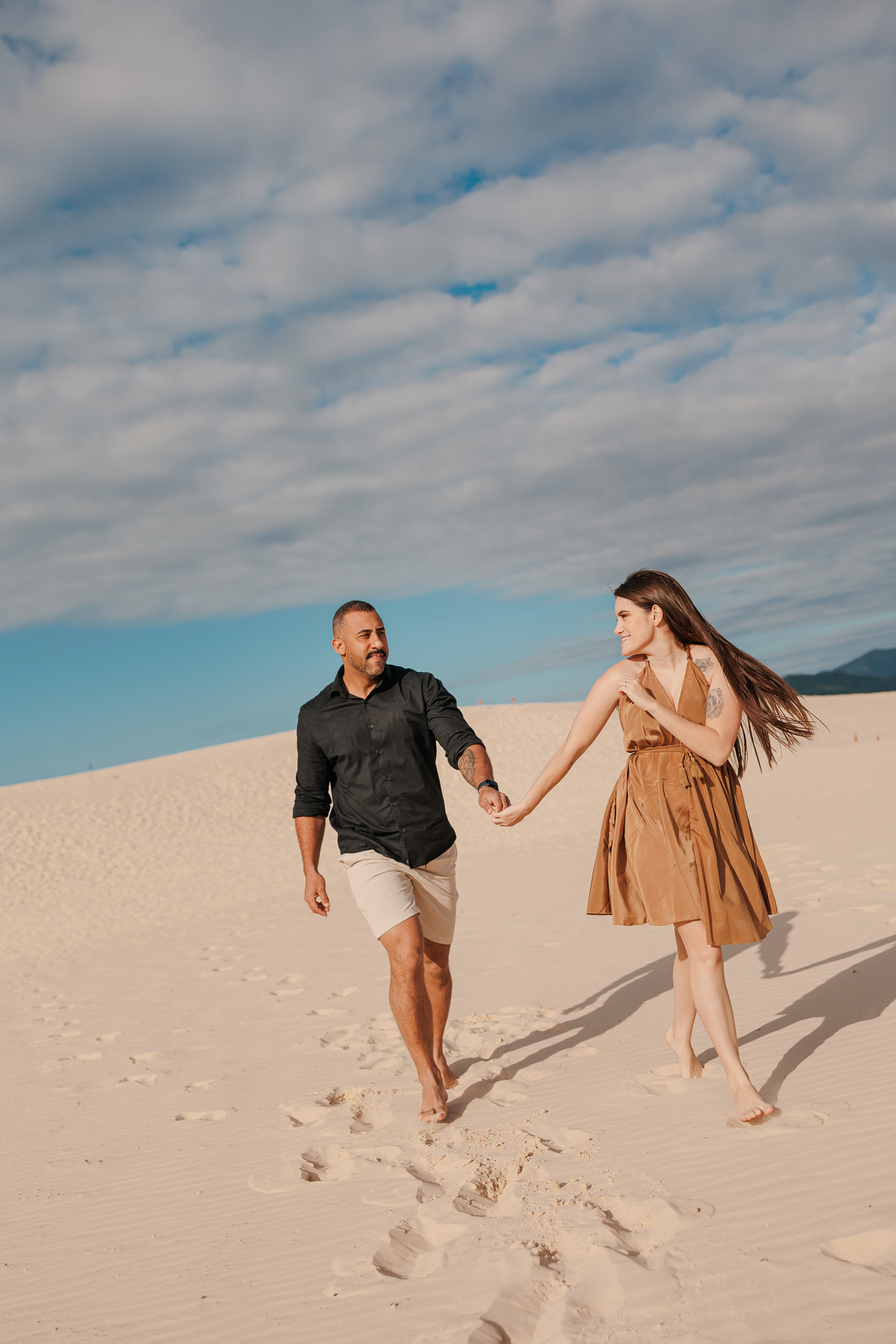 Pré-casamento na praia com cenário natural em Florianópolis

