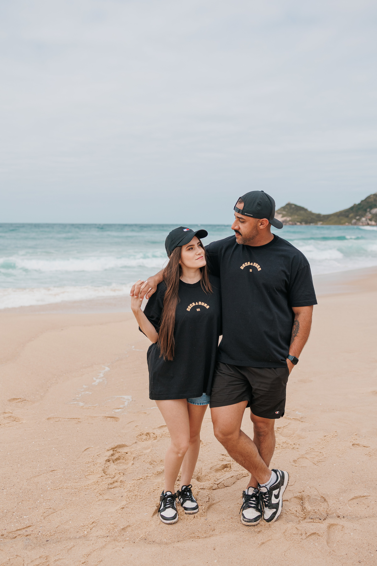 Ensaio de casal com mar e paisagem natural em Florianópolis
