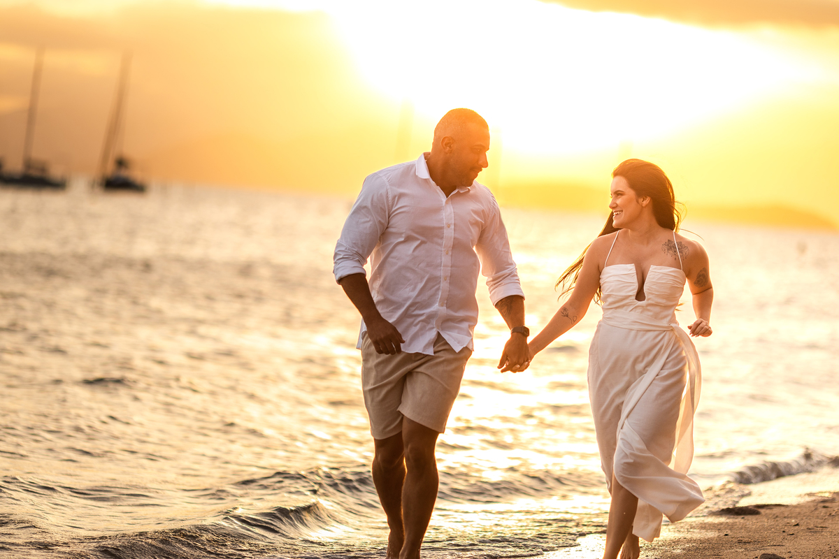 Ensaio de casal durante o pôr do sol em Florianópolis

