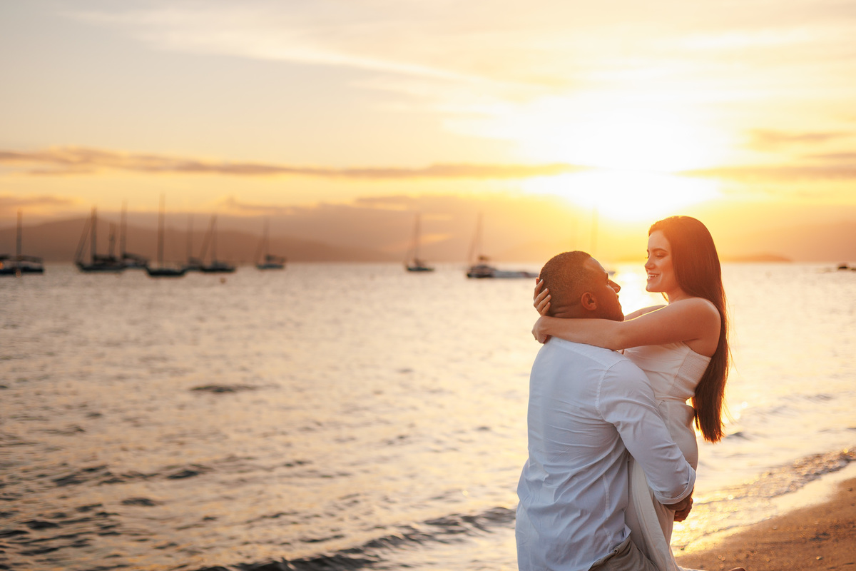 Fotografia de casal na praia durante ensaio pré-wedding
