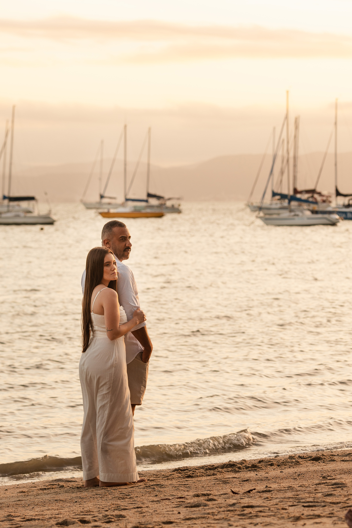 Ensaio pré-wedding com barcos e mar em Florianópolis
