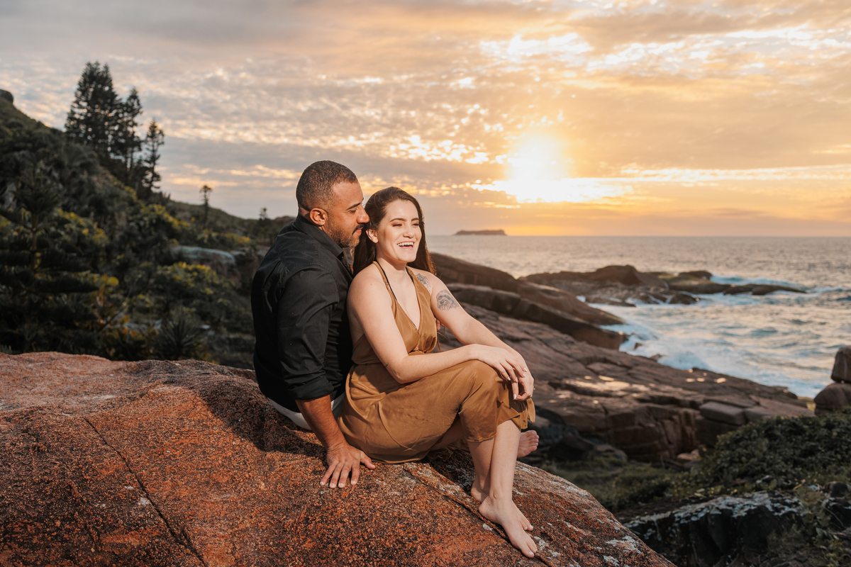 Pré-wedding na praia durante o pôr do sol
