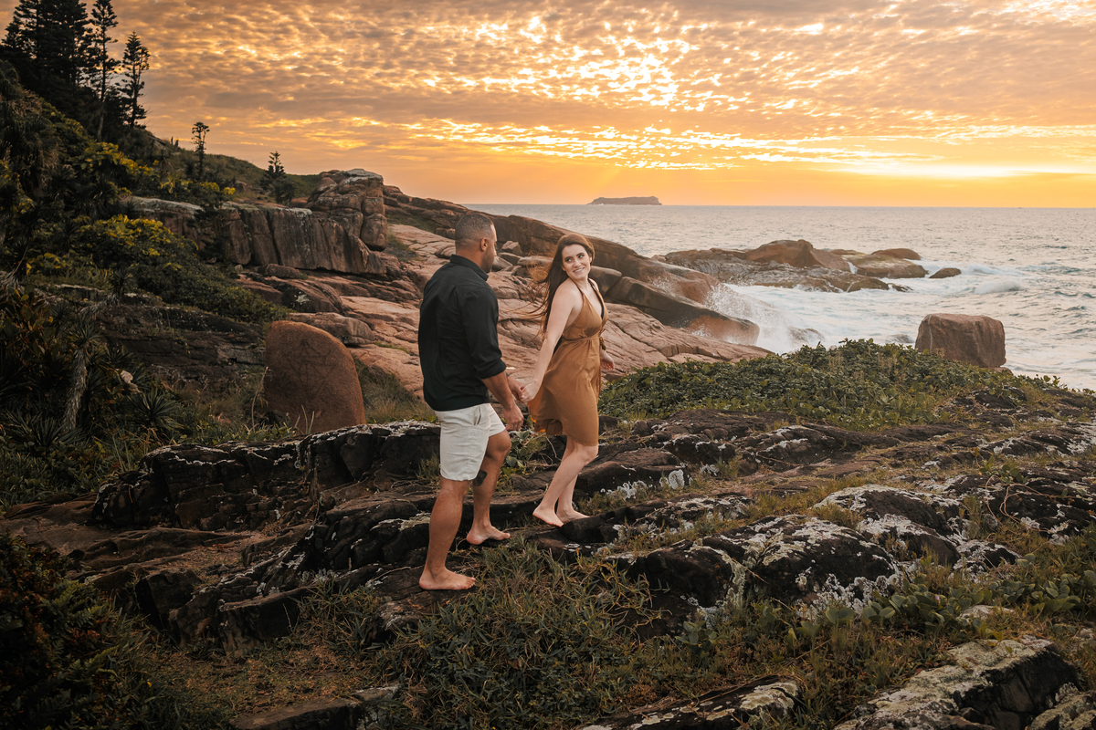 Ensaio pré-wedding em praia com costão rochoso
