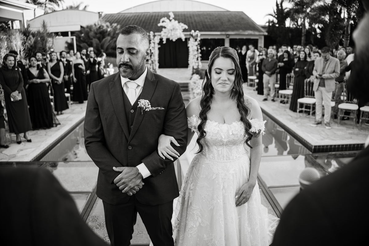 Noivo chorando no casamento 