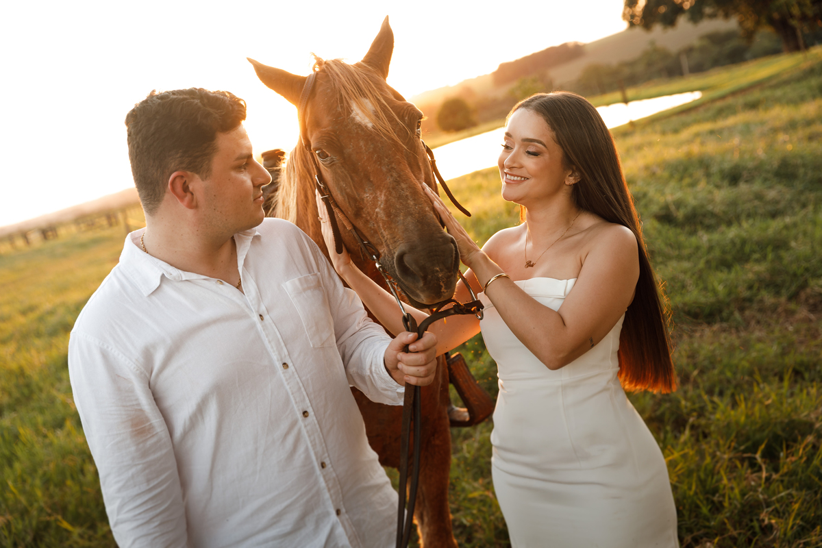 Fotografia de casal no campo durante ensaio pré-wedding
