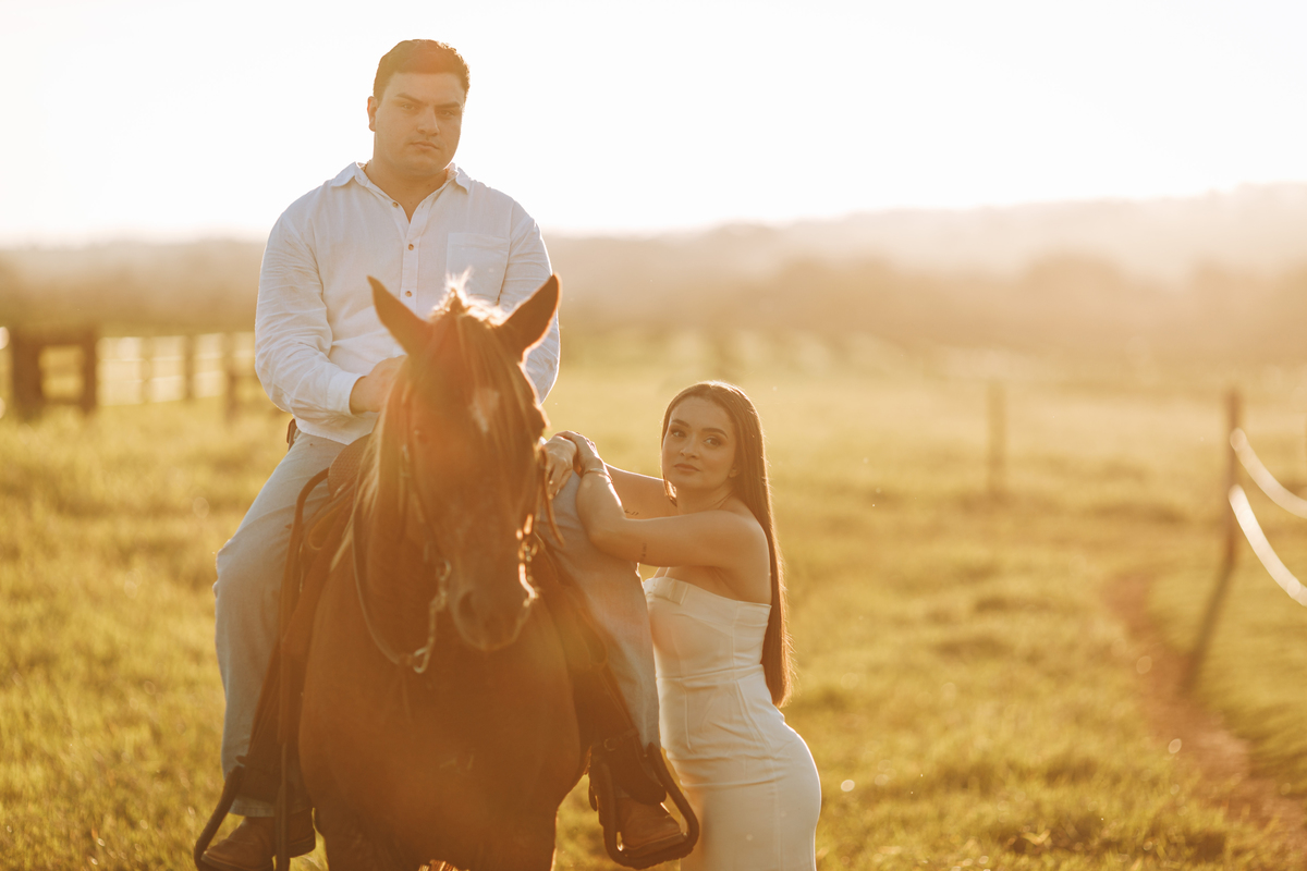 Ensaio pré-wedding com cavalos em cenário rural