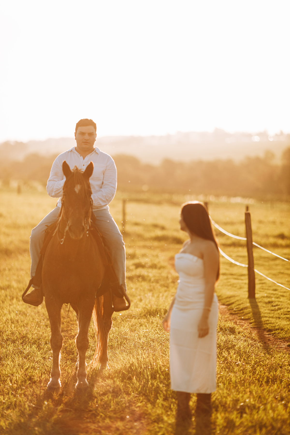 Pré-wedding em fazenda com paisagem rural em Maringá