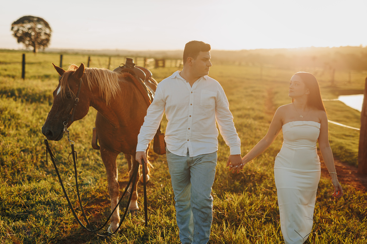 Ensaio pré-casamento com cavalo ao pôr do sol