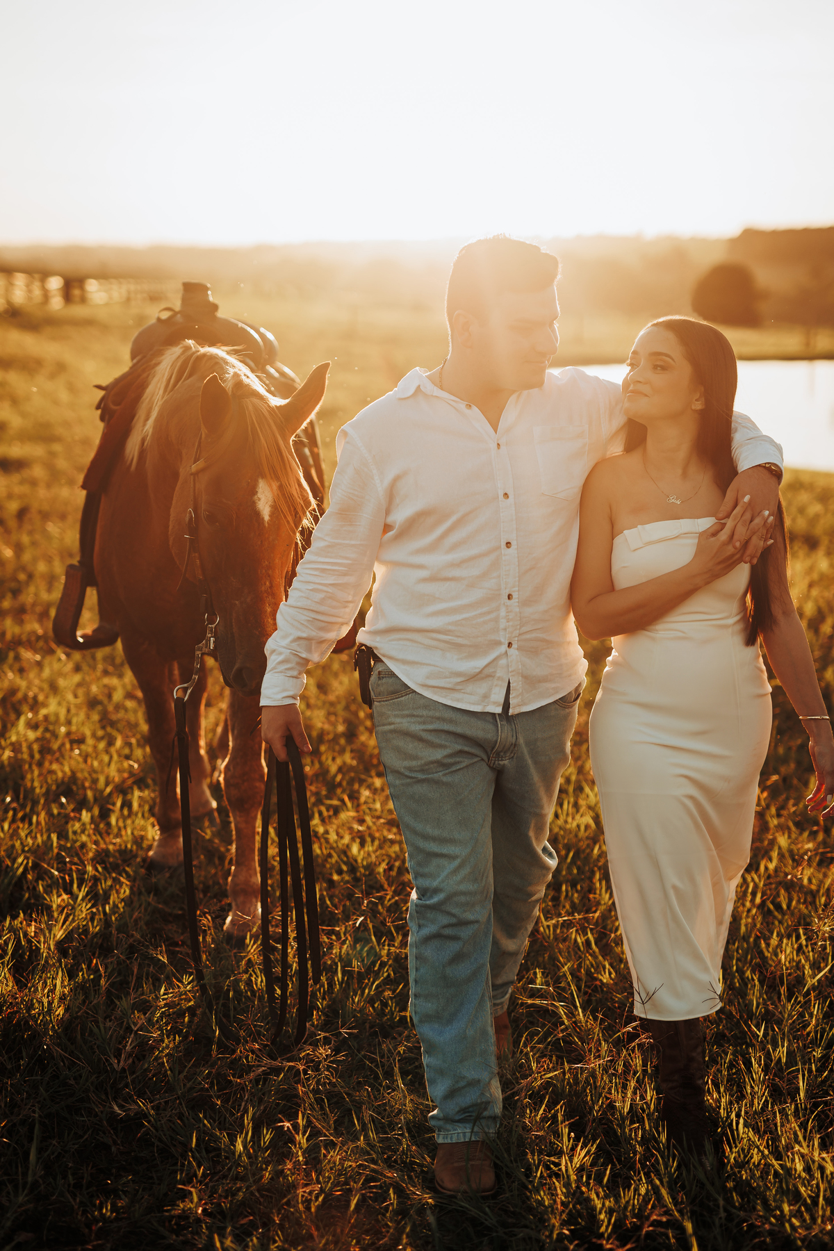 Ensaio pré-wedding em fazenda com paisagem natural