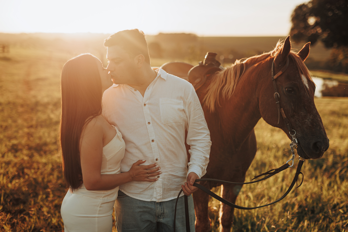 Ensaio de casal com cavalo em cenário natural,  o melhor fotografo de Maringá 