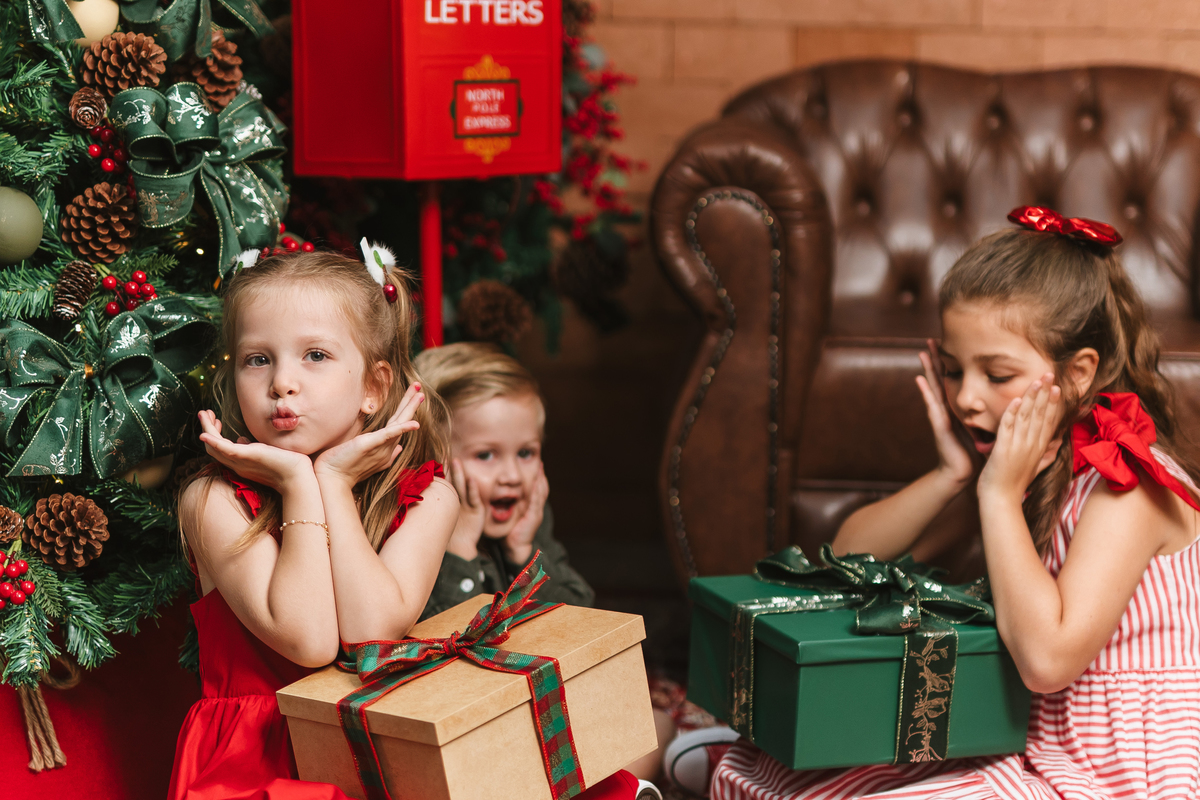 Ensaio de Natal com crianças em estúdio fotográfico em Maringá.