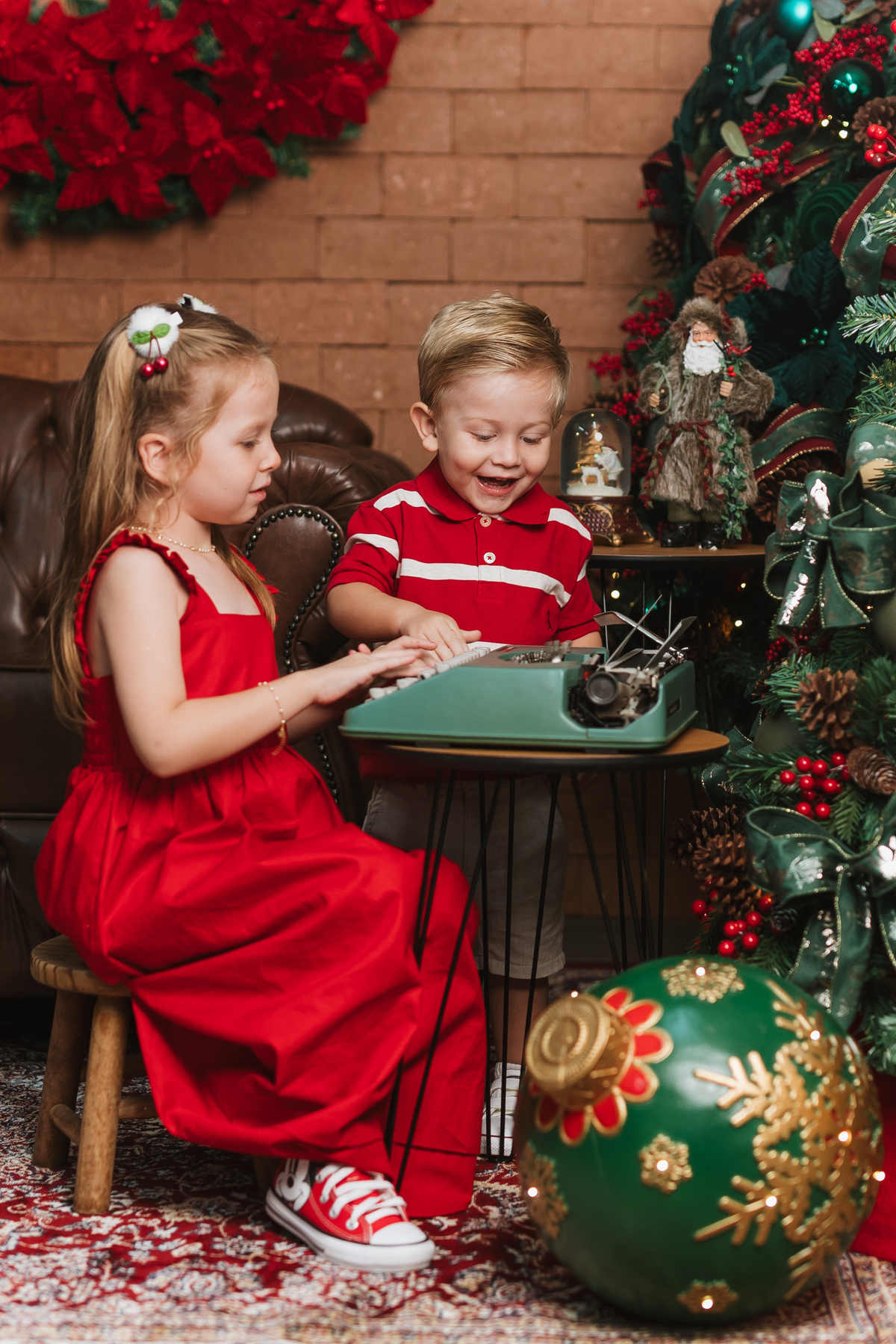 Ensaio de Natal com crianças em cenário elegante e decoração exclusiva.