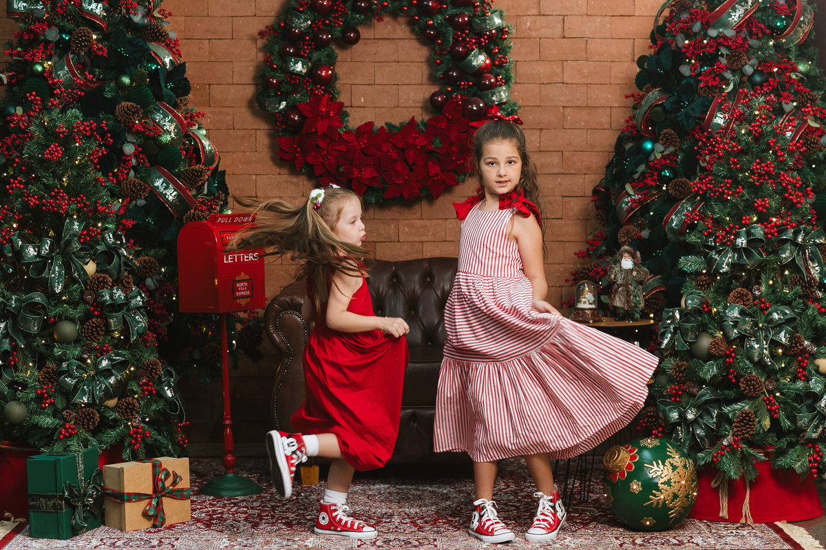 Fotos de irmãos durante ensaio de Natal em Maringá.