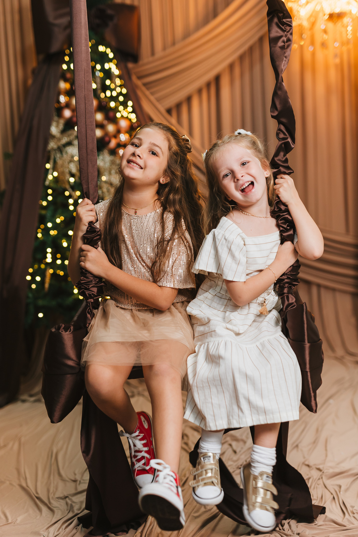 Ensaio de Natal com irmãos em cenário elegante no estúdio em Maringá.
v