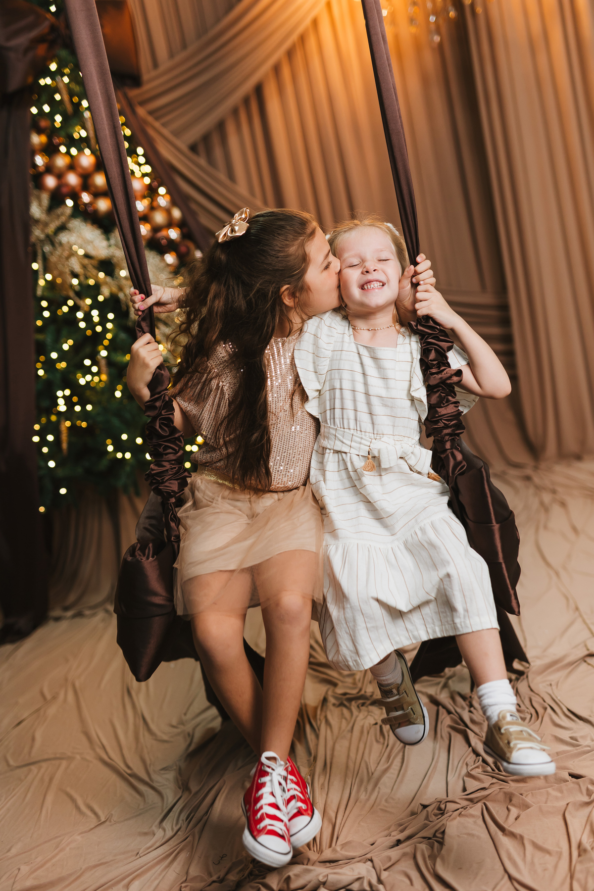 Fotografia infantil em cenário de Natal elegante e exclusivo em Maringá.