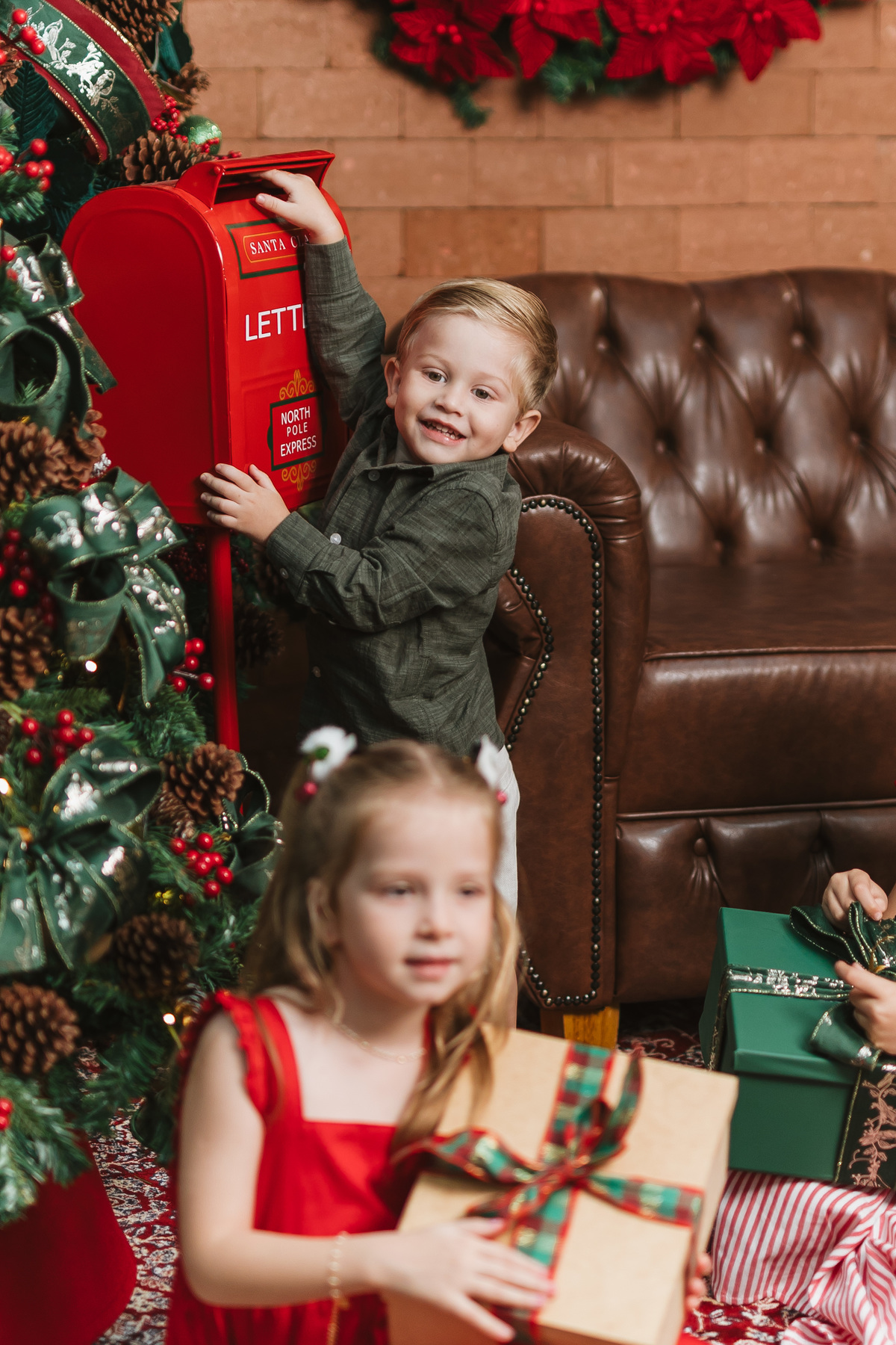 Fotografia infantil de Natal em Maringá com criança no estúdio.