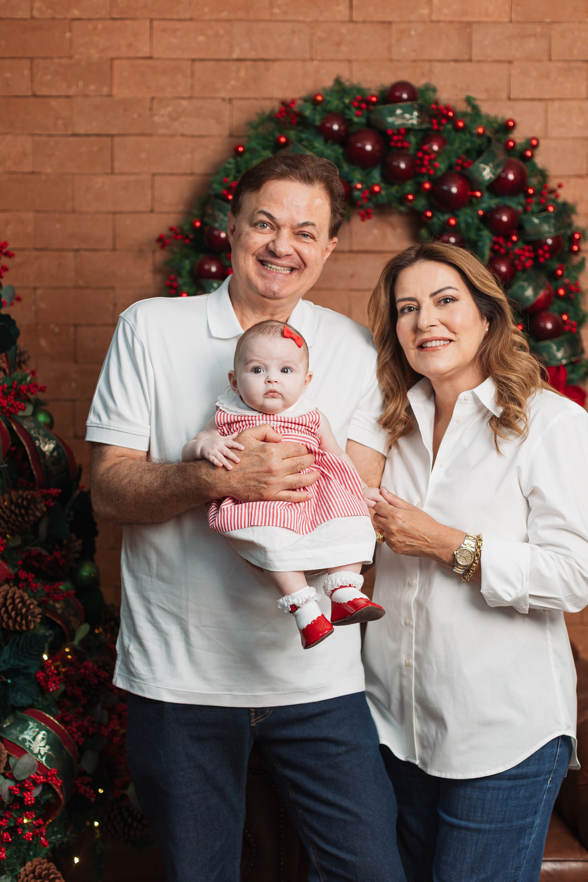 Família no cenário de Natal