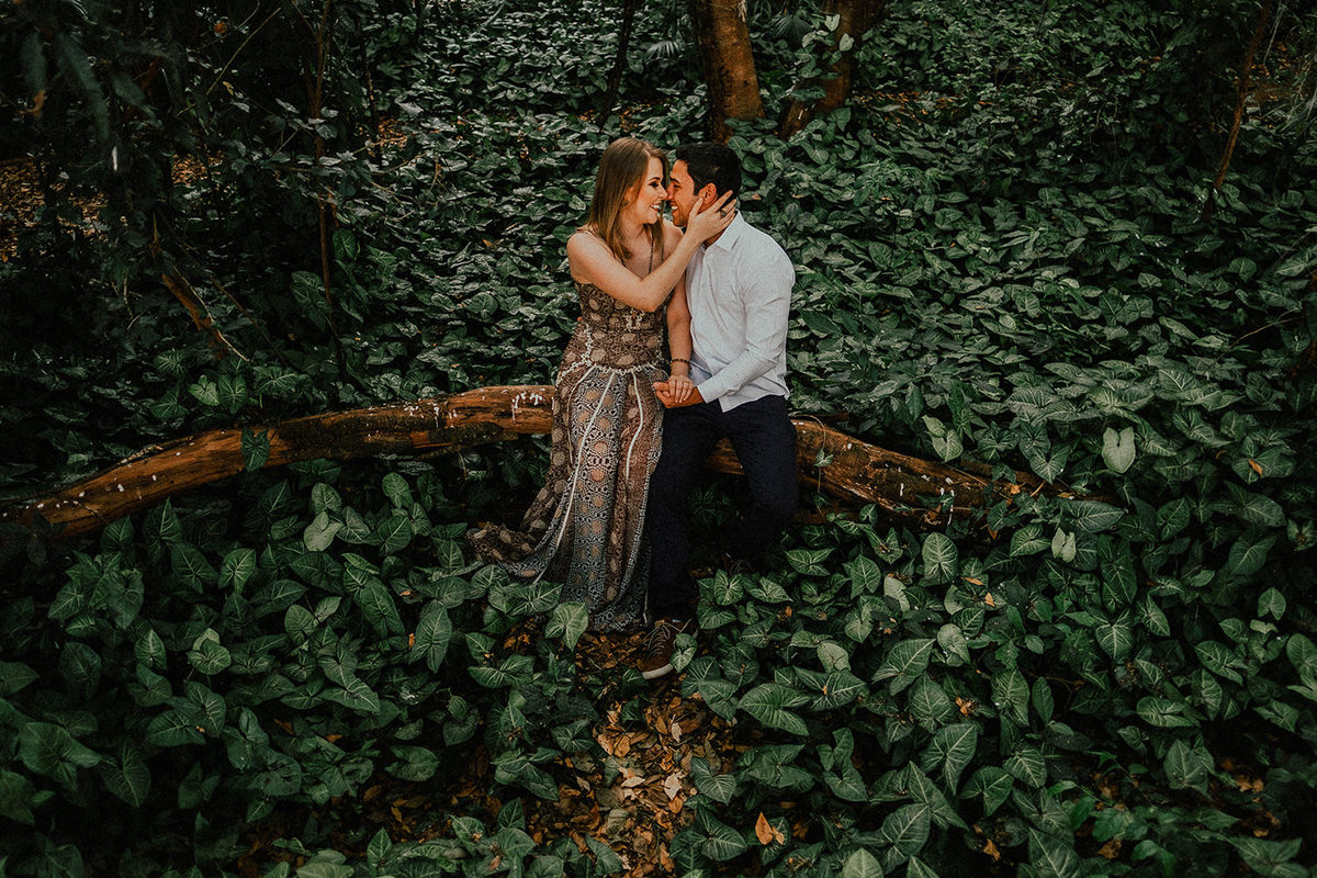 Ensaio de casal no meio de floresta em Marialva-PR