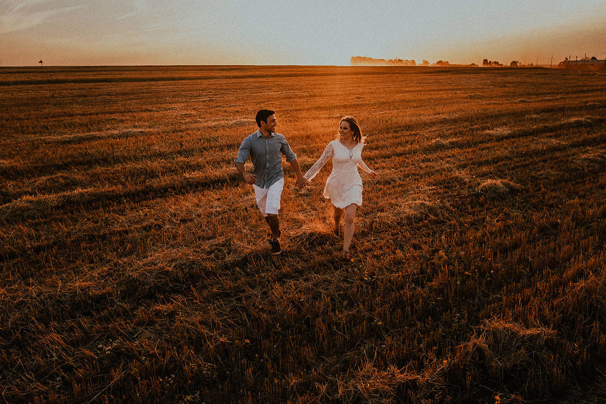 Fotos de casal correndo na plantação 