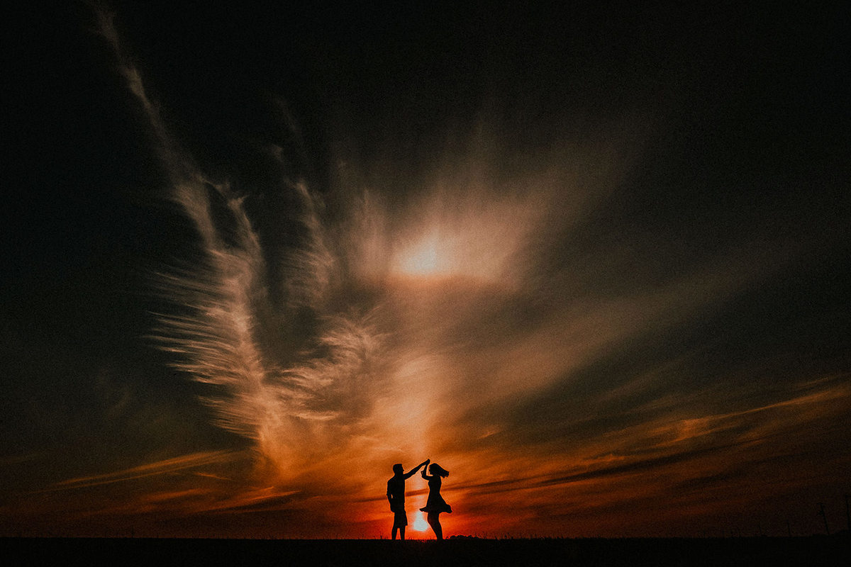 Pré Wedding com foto no por do sol do casal dançando em Marialva-PR
