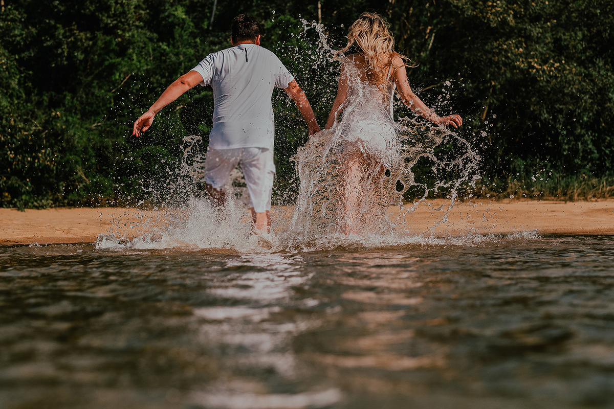 Pré Wedding com fotos divertidas e espontâneas