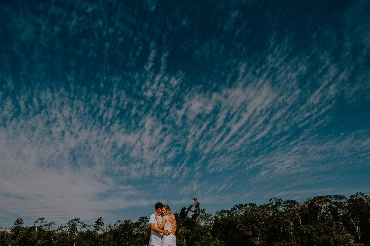 foto de casal com destque no céu em MAringá-PR
