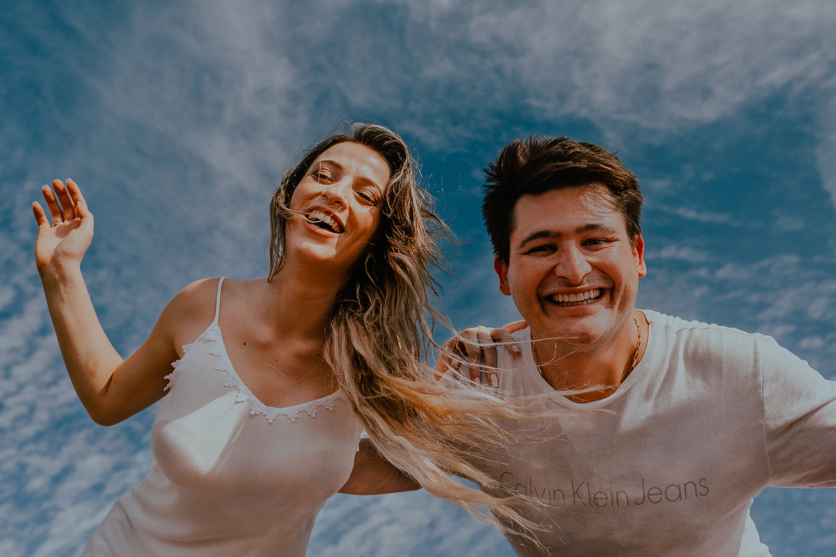 foto divertida de casal no ensaio de casamento