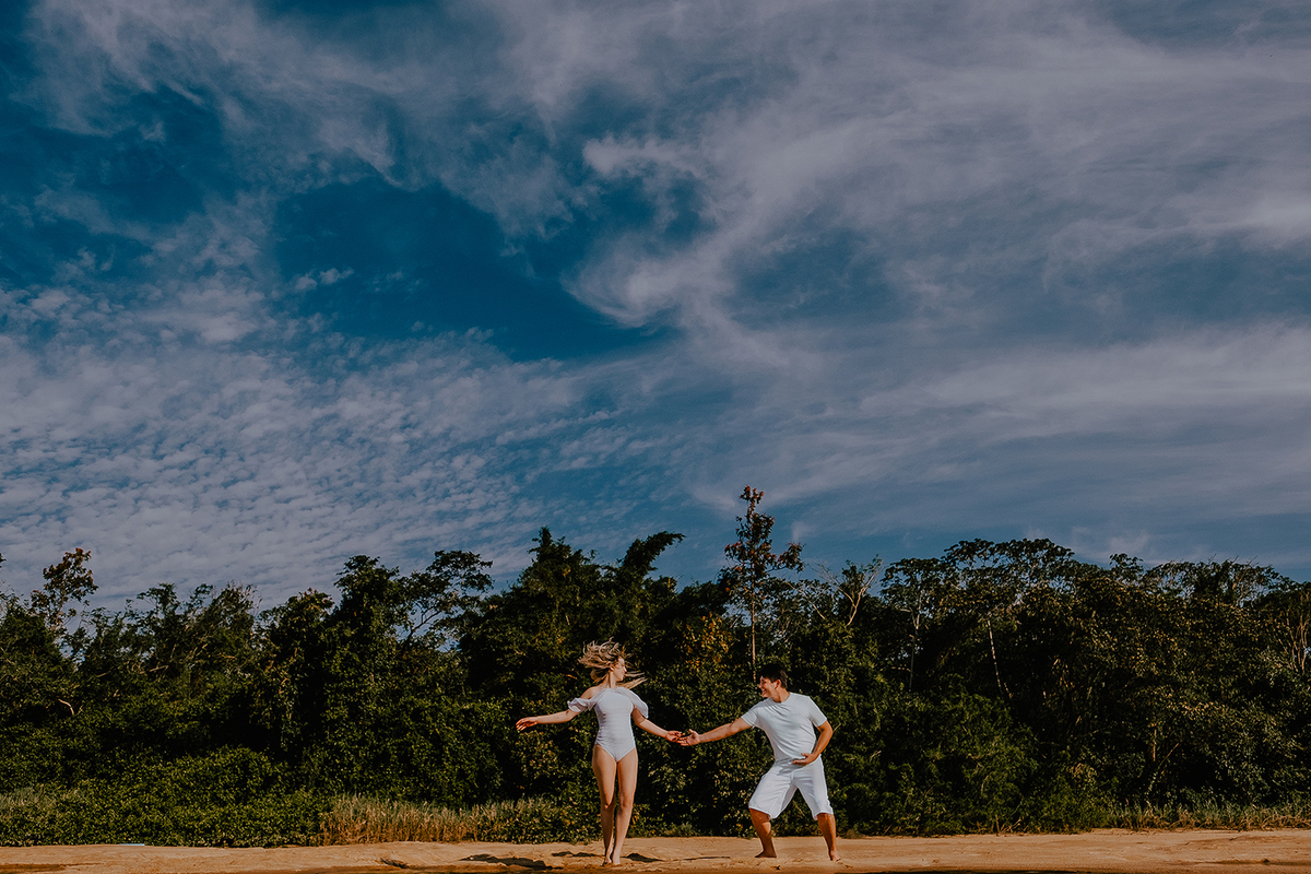 Pré Wedding com fotos espontâneas na Praia