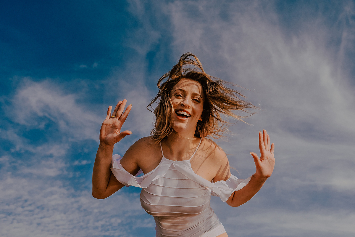 foto da noiva feliz no ensaio de casamento