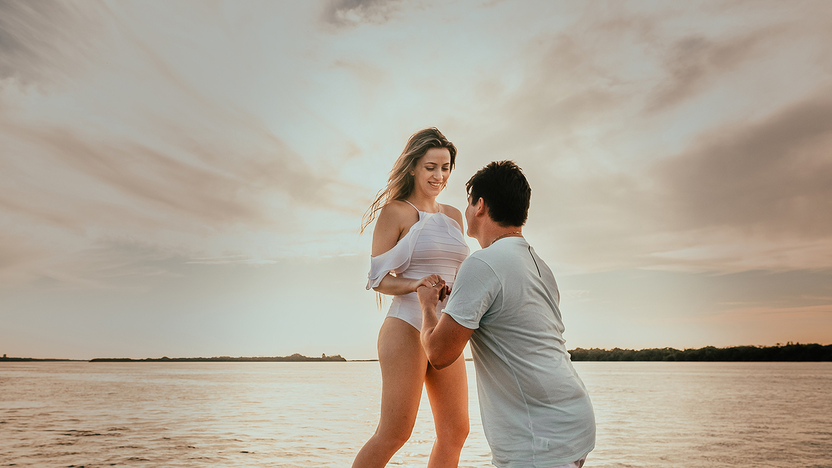 Foto linda de casal com destaque no céu por Ricardo Andrade