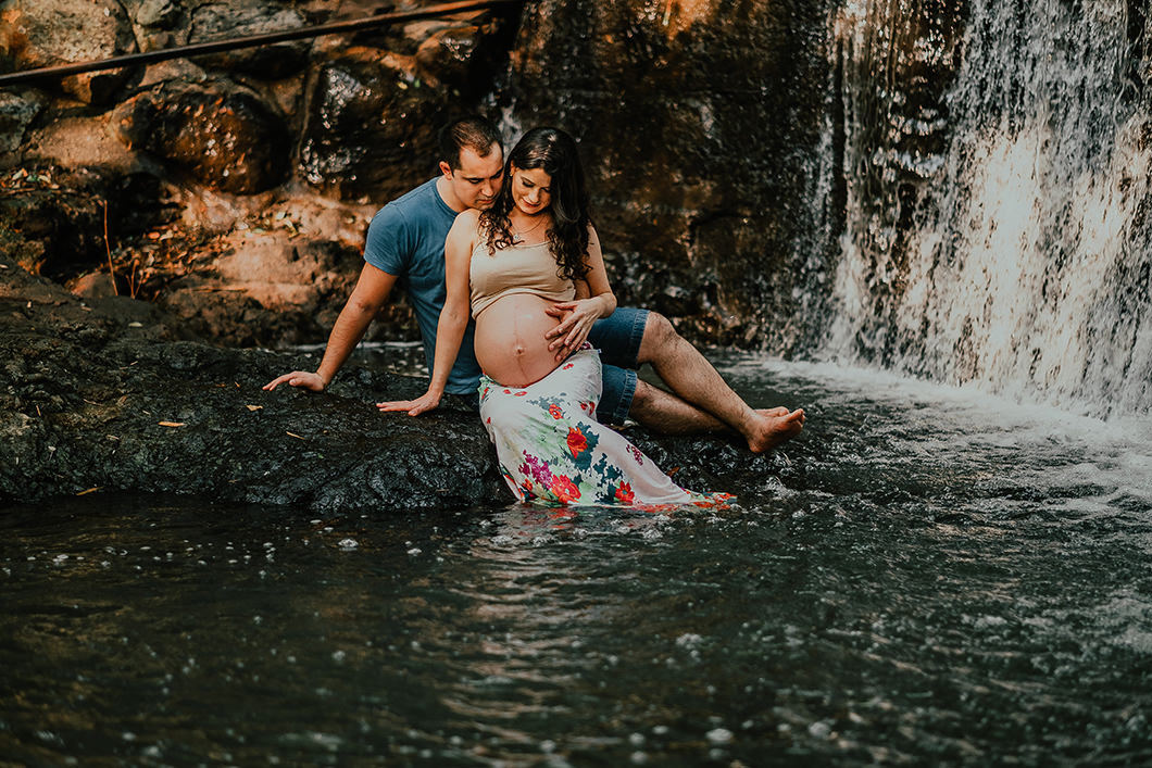 Ensaio de casal gravidos feito na cachoeira 
