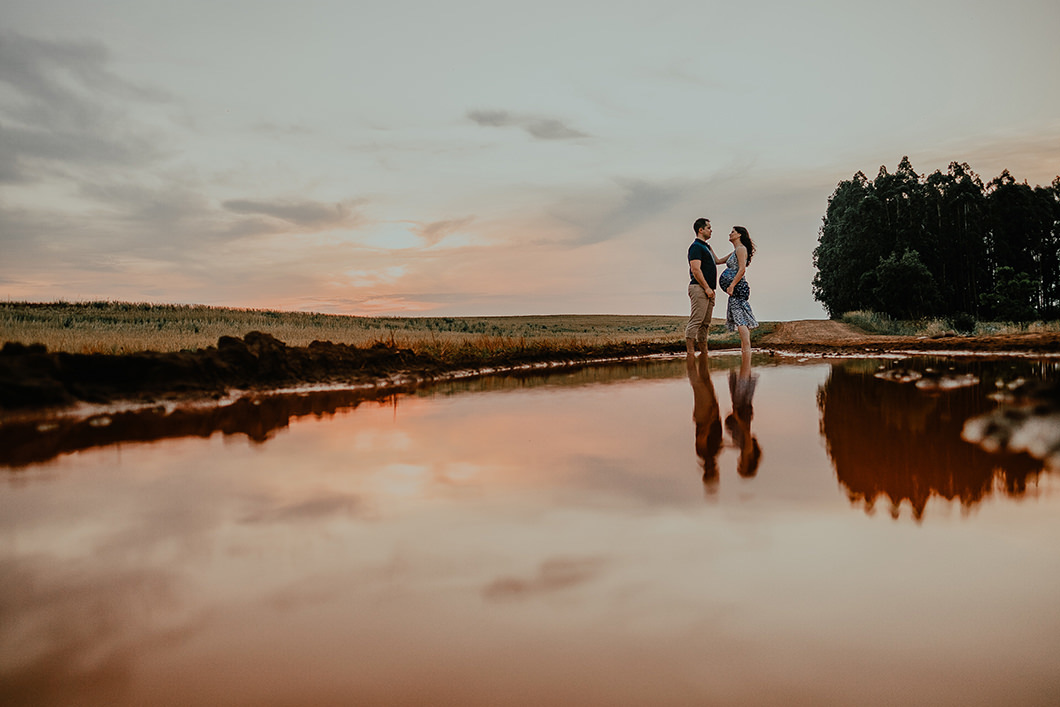 Foto de casal com reflexo na aguá fotografo Ricardo Andrade