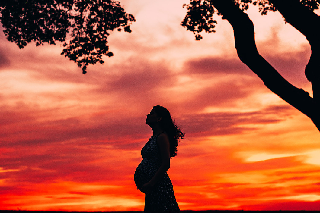 fotografia de mamae no por do sol silhueta