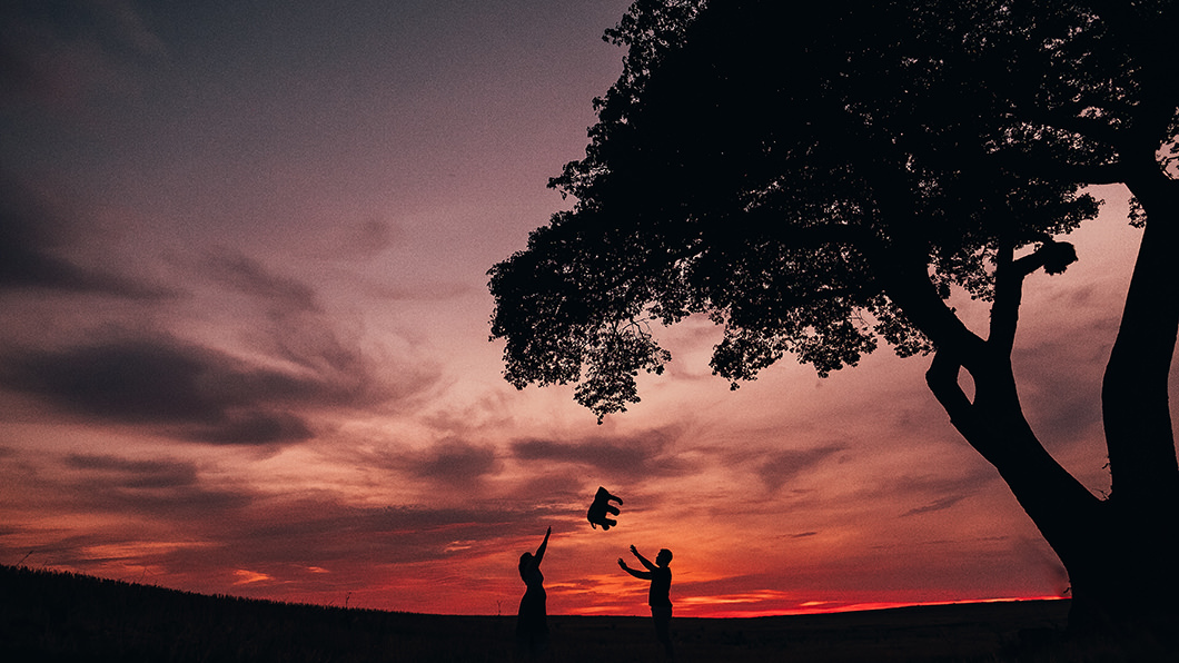 Ensaio de casal gestante com luz do por do sol
