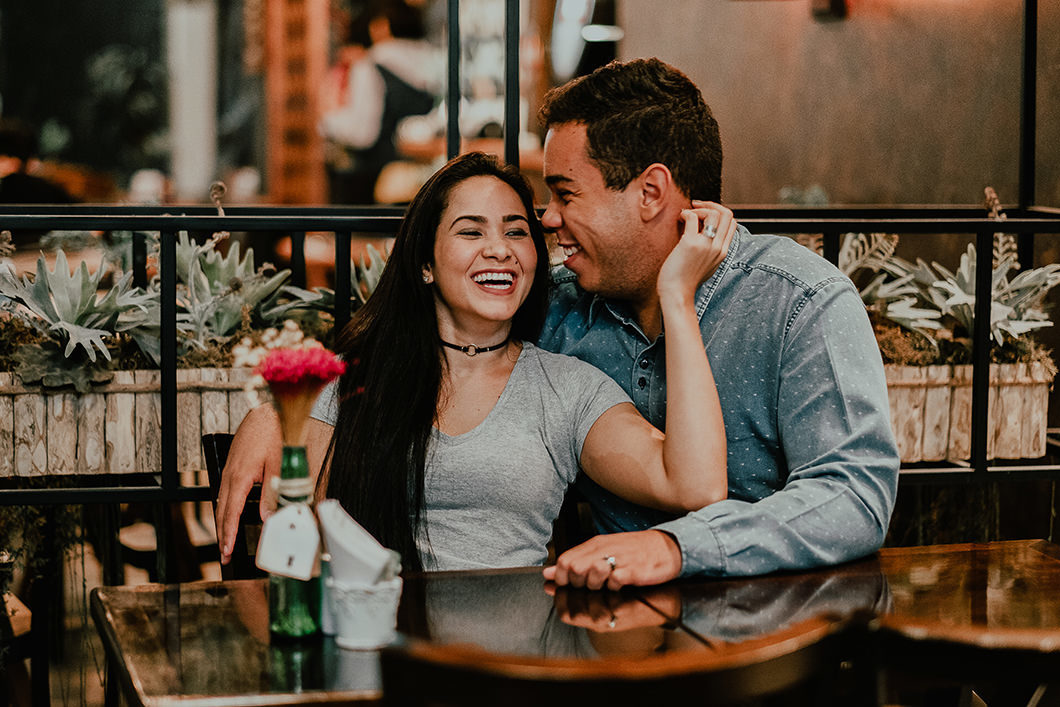 Pré Wedding urbano com fotos espontâneas